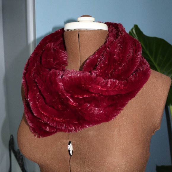 Red Infinity Scarf - Picture 1 of 2